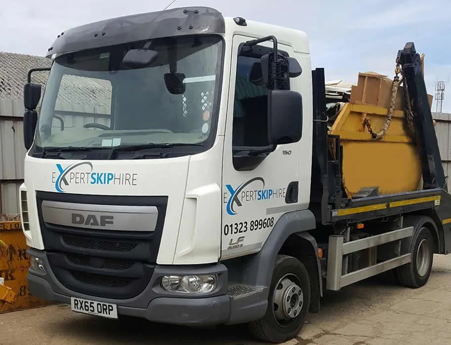 white skip lorry with yellow skip